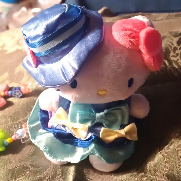 Hello Kitty All Dressed Up 👗 - Picture 6 of 10